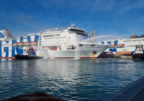 Un incendio è scoppiato a bordo della nave GNV nel porto di Palermo
